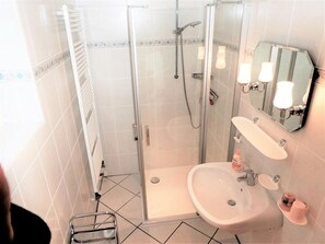 Shower - Jordan - FW EG - Holiday apartment on the ground floor in Wyk auf Föhr - terrace, garden & WLAN (Wyk auf Föhr)