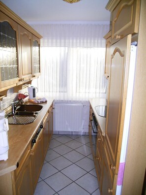 Fridge, oven, dishwasher, coffee/tea maker - Jordan - FW EG - Holiday apartment on the ground floor in Wyk auf Föhr - terrace, garden & WLAN (Wyk auf Föhr)