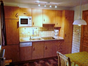 Fridge, microwave, stovetop, dishwasher - Meisenweg - Ground floor - Apartment Meisenweg first floor with terrace & (Wyk auf Föhr)