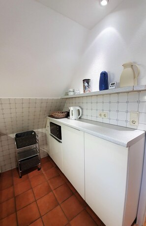 Fridge, microwave, oven, stovetop - Rungholtstr. 3 a - Upper floor right - Allergy-friendly apartment with balcony & (Wyk auf Föhr)