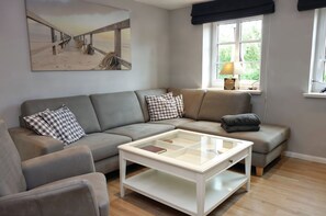 Fernseher, Kamin, Stereoanlage