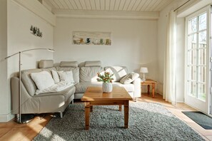 TV, DVD player, stereo - Triibergem 39 - DHH - Holiday home in Utersum: 75 m², garden, 500 m to the beach, (Utersum)