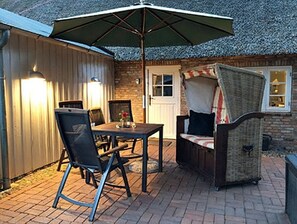 Outdoor dining - WattLütt - Allergy-friendly WattLütt vacation apartment with terrace & parking space (Oevenum)