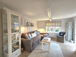 TV, stereo - WattLütt - Allergy-friendly WattLütt vacation apartment with terrace & parking space (Oevenum)