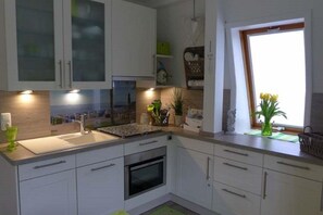 Frigorifero, microonde, forno, piano cottura