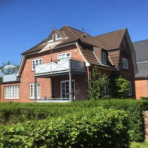 Exterior - Haus am Walde - OG - Apartment Haus am Walde OG: balcony, WLAN, 380 m to the (Wyk auf Föhr)