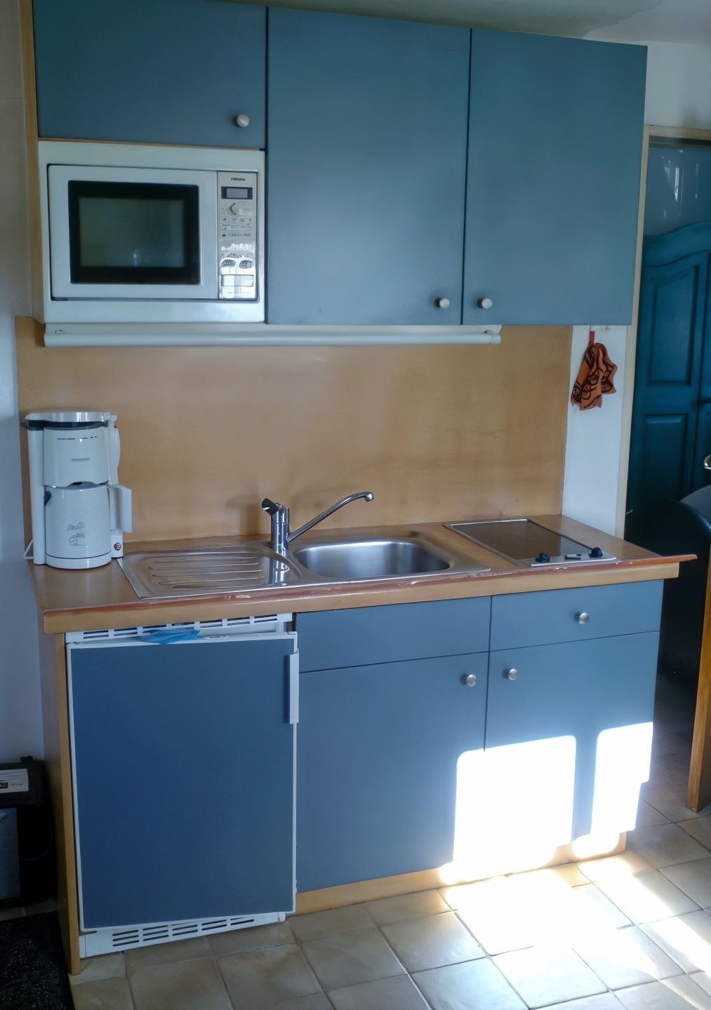 Wasserkocher mit Kaffee-/Teezubehör, Kühlschrank, Mikrowelle, Herdplatte