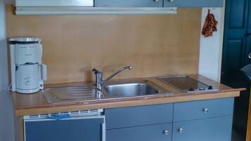 Wasserkocher mit Kaffee-/Teezubehör, Kühlschrank, Mikrowelle, Herdplatte
