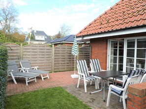 Outdoor dining - Lüttje Fischerhuus - Holiday home Lüttje Fischerhuus: 400 m to the beach, terrace & (Wyk auf Föhr)