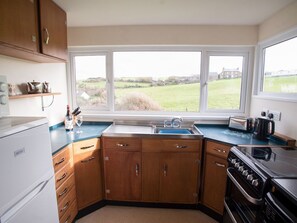 Private kitchen - PRIMROSE COTTAGE, countryside, coast, Newgale (Haverfordwest)
