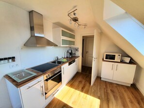Fridge, microwave, oven, stovetop - Haus zur See - Apartment 5 - Above the rooftops of Wyk - close to the beach, WLAN & (Wyk auf Föhr)
