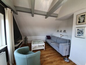 TV, stereo - Haus zur See - Apartment 5 - Above the rooftops of Wyk - close to the beach, WLAN & (Wyk auf Föhr)