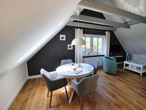 Dining - Haus zur See - Apartment 5 - Above the rooftops of Wyk - close to the beach, WLAN & (Wyk auf Föhr)