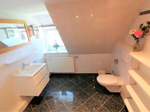 Shower - Grote Fischerhuus - Holiday home Grote Fischerhuus: 110 m², close to the beach, (Wyk auf Föhr)