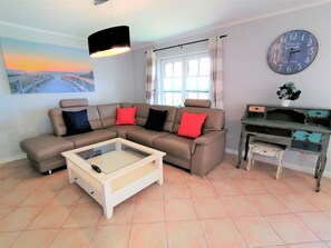 TV, stereo - Grote Fischerhuus - Holiday home Grote Fischerhuus: 110 m², close to the beach, (Wyk auf Föhr)