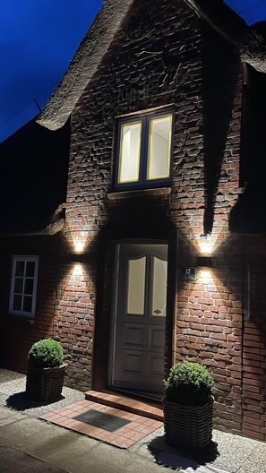 Exterior detail - Uijs Hüs - Allergy-friendly vacation home Uijs Hüs with garden & terrace in (Borgsum)