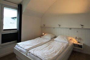 2 bedrooms, iron/ironing board, WiFi - Boldixumer Str. 35 - OG - Holiday apartment in Wyk auf Föhr: balcony, wood-burning stove, WLAN (Wyk auf Föhr)