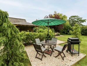 Outdoor dining - WILLOW LODGE, hot tub, near Kingston-upon-Hull (Brough)