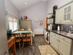 Dishwasher, high chair - WILLOW LODGE, hot tub, near Kingston-upon-Hull (Brough)