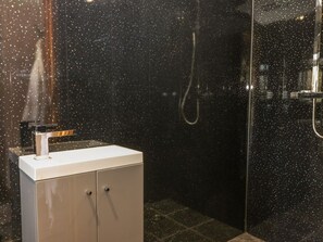 Shower - WILLOW LODGE, hot tub, near Kingston-upon-Hull (Brough)