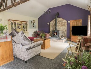 Interior - WILLOW LODGE, hot tub, near Kingston-upon-Hull (Brough)