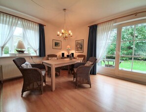 Dining - Elsa - Elsa vacation apartment in Borgsum: garden, terrace & dog welcome (Borgsum)