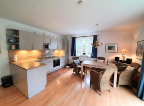 Fridge, microwave, oven, stovetop - Elsa - Elsa vacation apartment in Borgsum: garden, terrace & dog welcome (Borgsum)