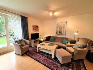 TV, stereo - Elsa - Elsa vacation apartment in Borgsum: garden, terrace & dog welcome (Borgsum)