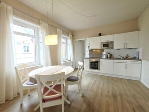 Fridge, microwave, oven, stovetop - Promenadenblick - Apartment 1 - Apartment Promenadenblick 1 with sea view, 50 (Wyk auf Föhr)