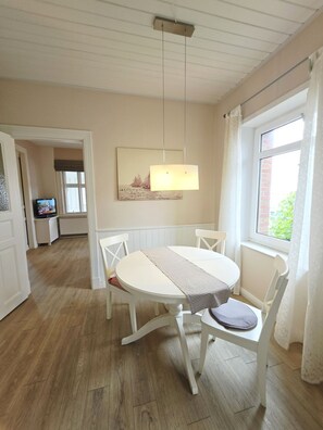 Dining - Promenadenblick - Apartment 1 - Apartment Promenadenblick 1 with sea view, 50 (Wyk auf Föhr)