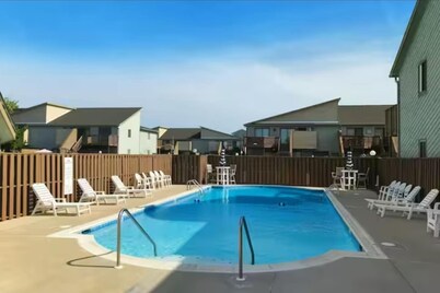2 Bdrm, 2 Bath, Pool, Short walk to the beach, Northside Park, & restaurants
