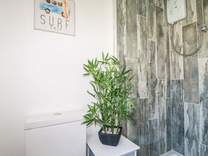 Shower - Hunrosa: Charming Home in St Day (Redruth)