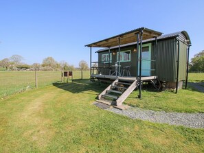 Ein kleines, eingeschossiges Gebäude mit einer Veranda und einer Rampe zum Eingang.