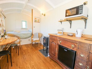 Interior - Gilberry Shepherds Hut, Church Stretton (Church Stretton)