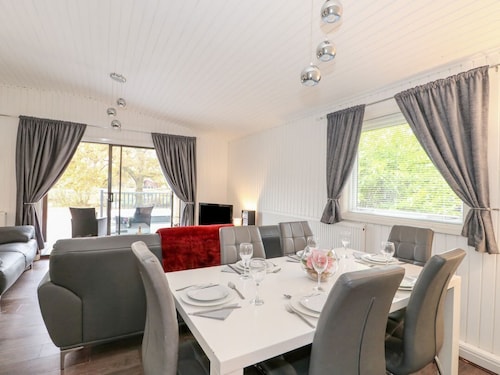 Sunset Lodge: Ground Floor Retreat