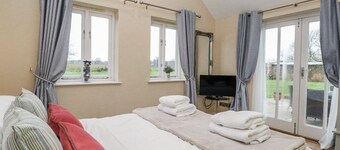 Charming Ivy Barn Retreat in Taverham