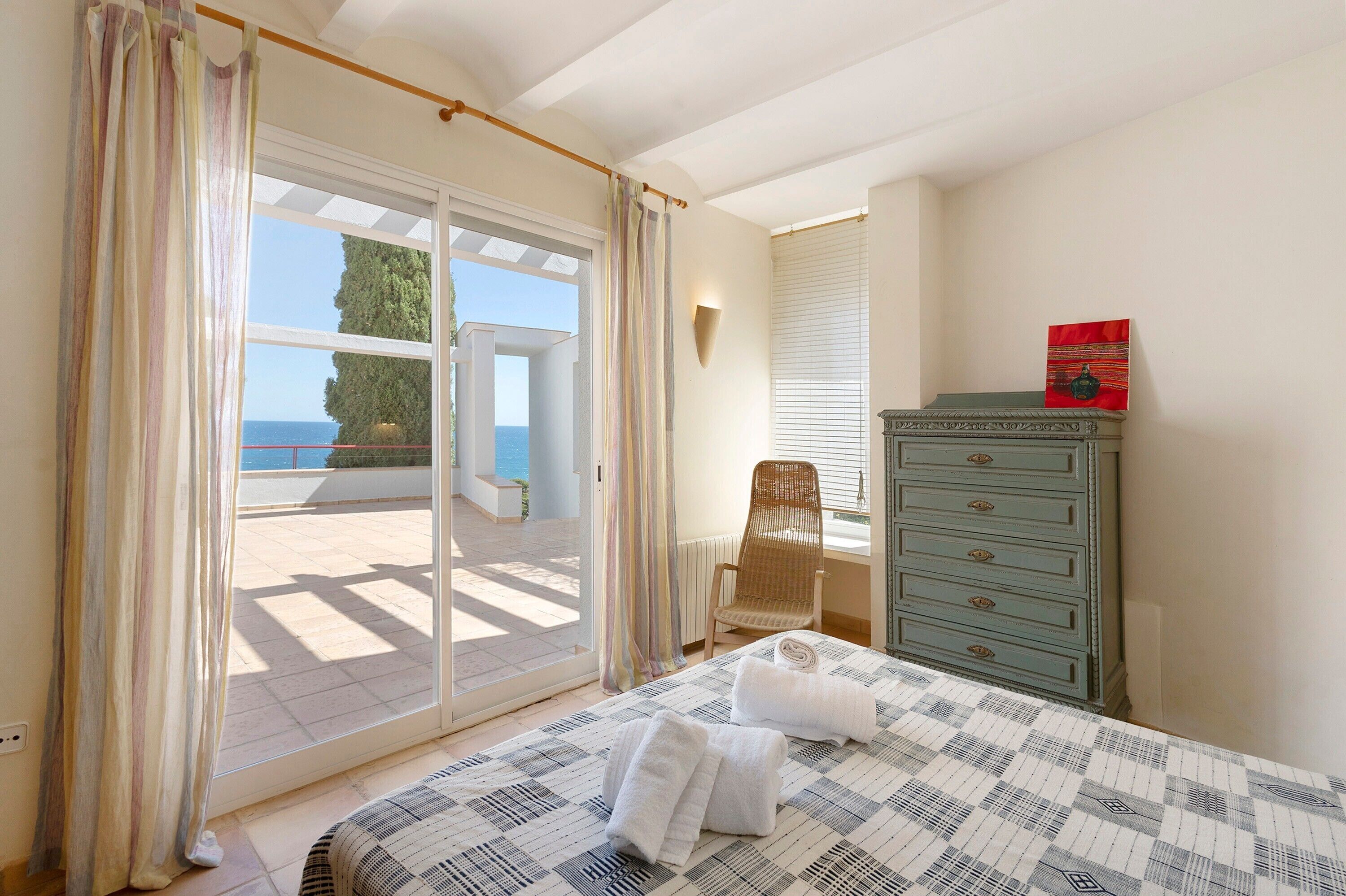 4 chambres, fer et planche à repasser, Wi-Fi, draps fournis