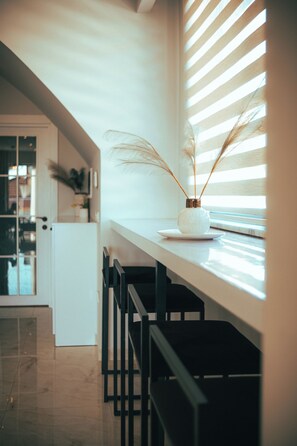 คลาสสิกอพาร์ทเมนท์, ระเบียง | ร้านอาหาร