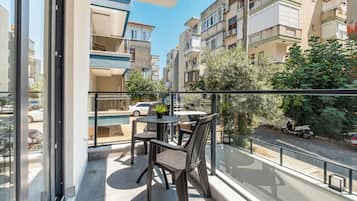 Classic-huoneisto, parveke | Ulkoruokailutilat