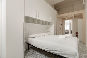 Iron/ironing board - GuestHost - Cozy flat of approximately 60sqm, ideal for 3, located on the ground floor of a building.The accommodation is located in the Greco area, characterized by a historic atmosphere, with the Church of San Martino and the Naviglio della Martesana a (Milan)