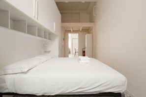 Iron/ironing board - GuestHost - Cozy flat of approximately 60sqm, ideal for 3, located on the ground floor of a building.The accommodation is located in the Greco area, characterized by a historic atmosphere, with the Church of San Martino and the Naviglio della Martesana a (Milan)