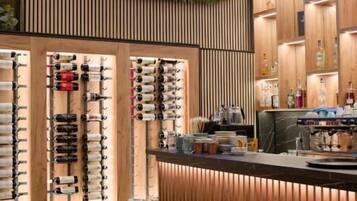 L’intérieur d’un restaurant, avec une enseigne indiquant « Cuisine orientale raffinée Turquoise », des lambris en bois et un présentoir à vins.