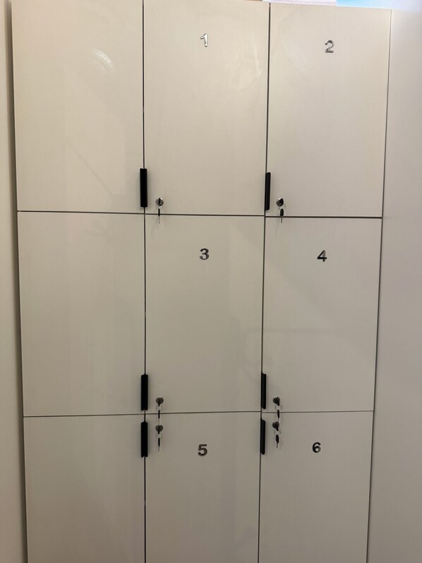 Un ensemble de six casiers blancs, numérotés de 1 à 6, disposés en deux colonnes et trois rangées.