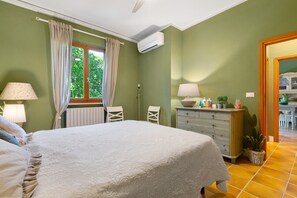 1 habitación y tabla de planchar con plancha 