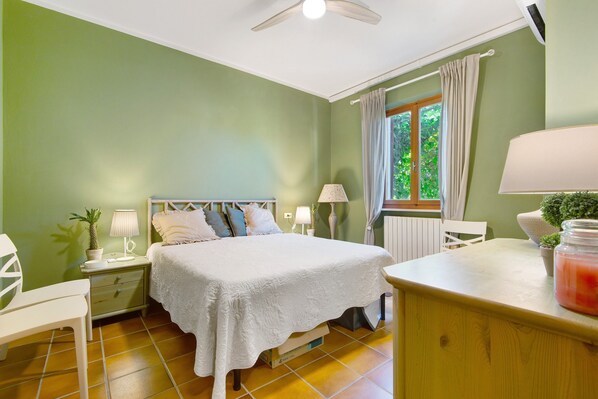 1 habitación y tabla de planchar con plancha 