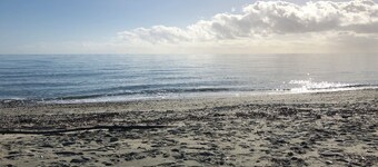 Plage de sable accessible à pied à quelques mètres