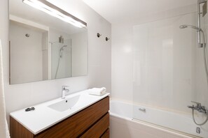 Shower, hair dryer, towels - Fantastic Beachfront Apartment with Sea Views (Pals)