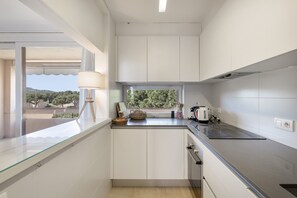 Fridge, microwave, oven, stovetop - Fantastic Beachfront Apartment with Sea Views (Pals)