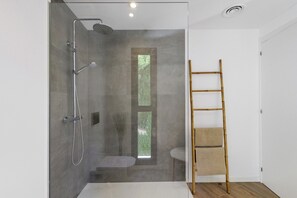 Shower, hair dryer, towels - Villa con piscina, aire acondicionado y vistas al mar (Pineda Pals)