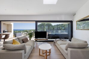 TV - Villa con piscina, aire acondicionado y vistas al mar (Pineda Pals)